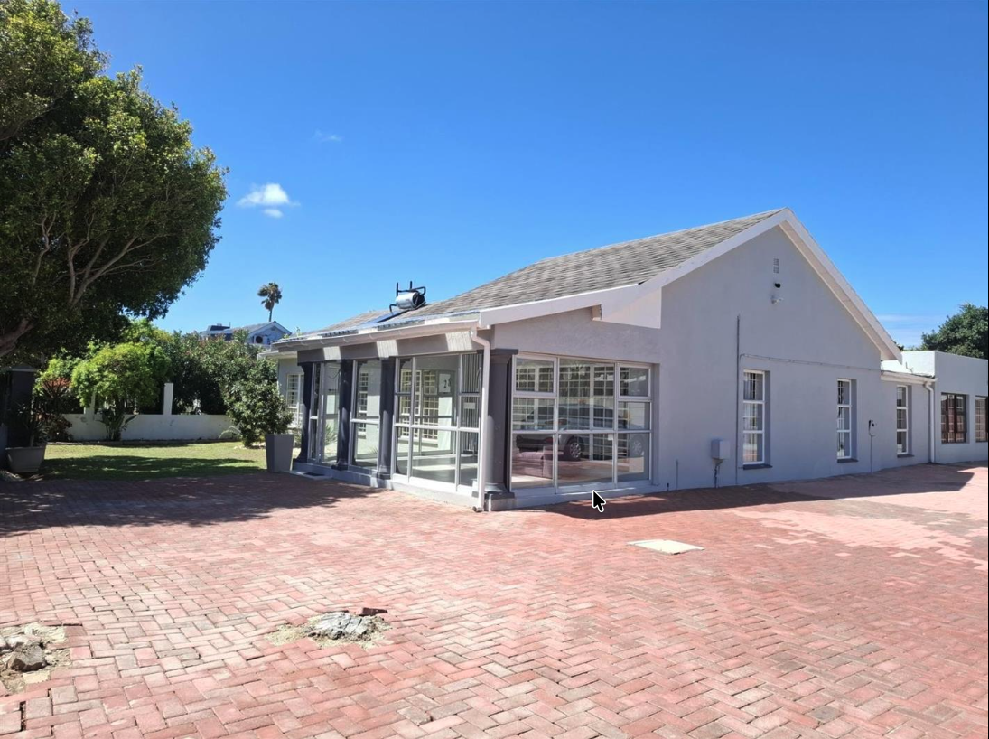 4 Bedroom House in Summerstrand37